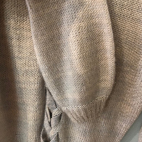 Light pink oversized sweater with low back. - Picture 5 of 6